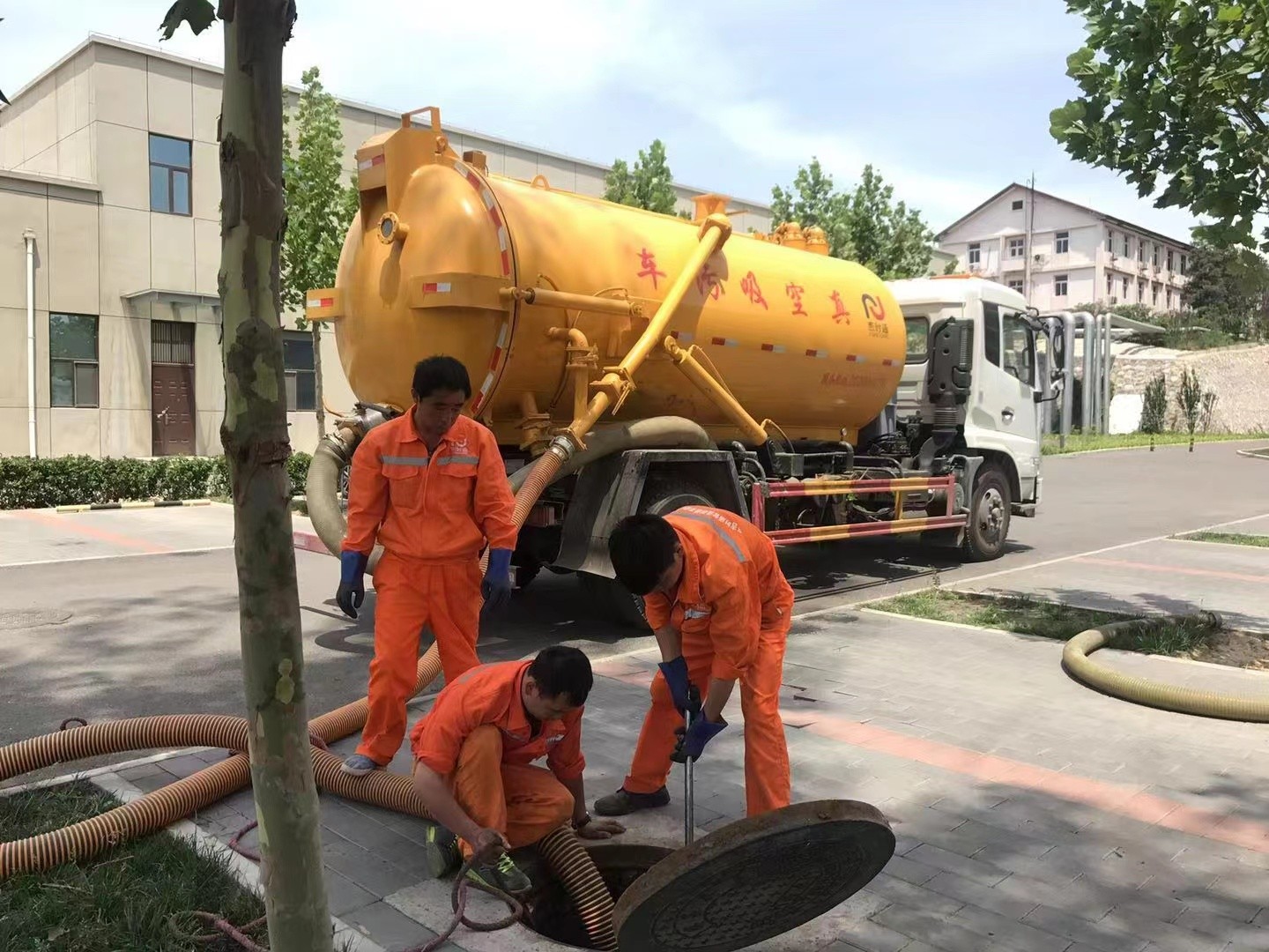 江海管道疏通车停在窨井附近