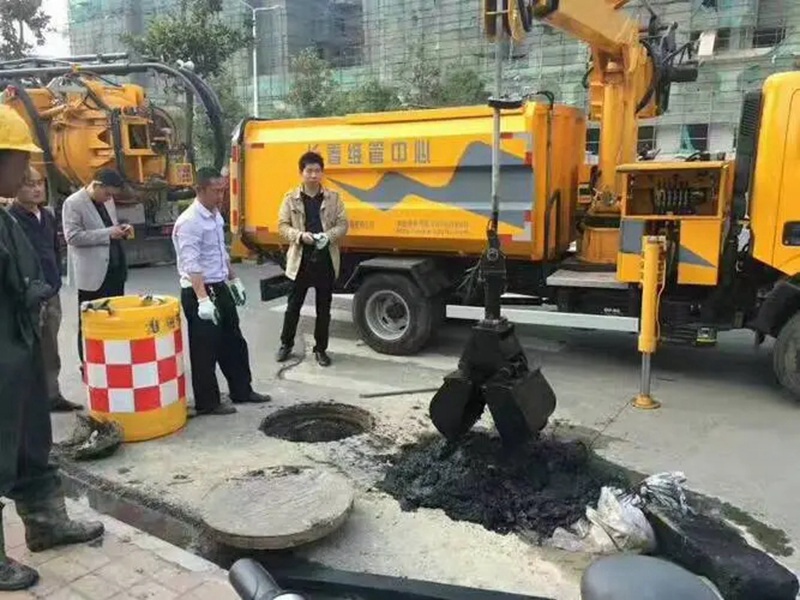 江海街道：网格员化身“清道夫”，为民解忧疏通“堵心”化粪池