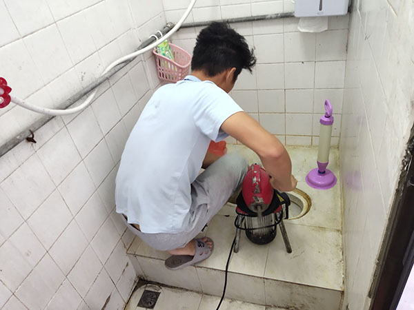 江海管道堵塞冒臭气 专业师傅现场解决问题
