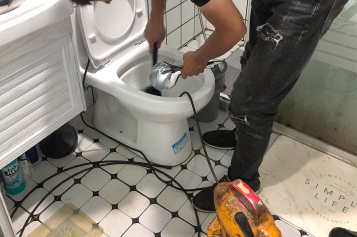 江海马桶堵塞自己疏通还是找师傅？专业上门服务让你省时更省心